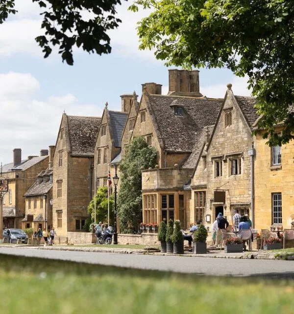 The Lygon Arms as seen from the street in Broadway village